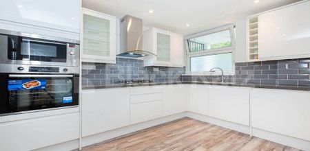 Newly refurbished 3 bed with luxury kitchen and 3 bathrooms - Photo 4