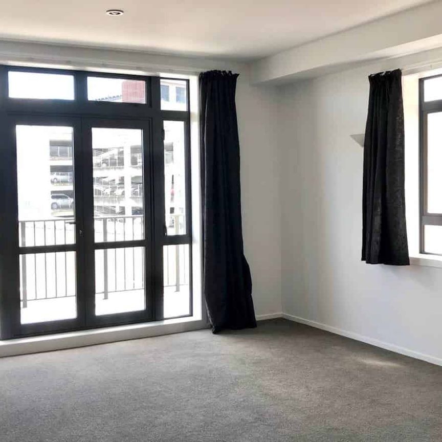 Spacious City Apartment - Photo 1