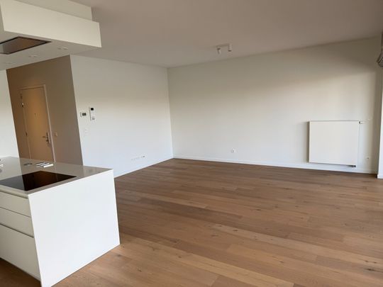 Gelijkvloers instapklaar 1 slaapkamer appartement met terras, autostaanplaats te Zuidzicht Hasselt. - Photo 1
