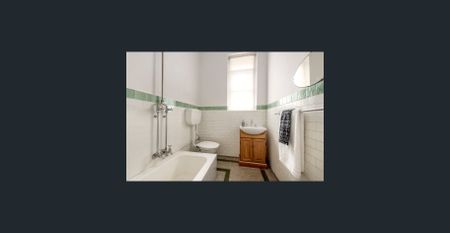 Elegant and Classical Living - Photo 4