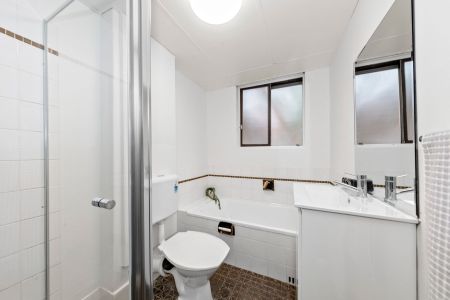 SPACIOUS & FRESHLY RENOVATED APARTMENT IN EXCELLENT LOCATION - Photo 4