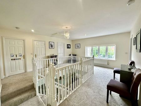 A substantial, detached, family home, in a quiet cul de sac to the south of Newbury near Wash Water. - Photo 4