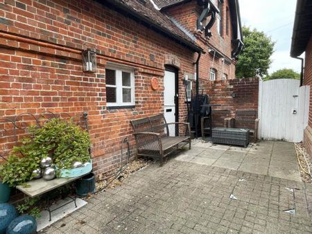 2 bedroom coach house to rent - Photo 4