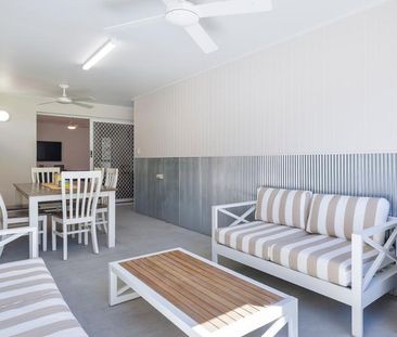 FULLY FURNISHED - RENOVATED CHARMING 2 BEDROOM DUPLEX IN SOUTHPORT CBD - Photo 2