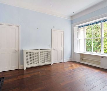 A lovely first floor three bedroom apartment - Photo 2