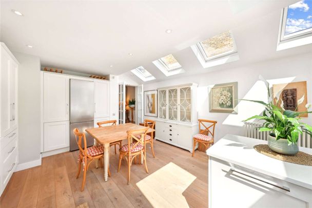 SHORT LET - A beautiful three bedroom house on the desirable Elsley Road. - Photo 1