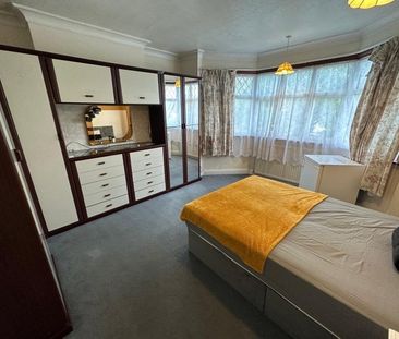 Room in a Shared House, Kingsmere Park, NW9 - Photo 5