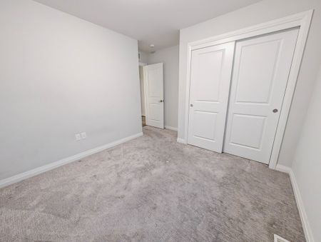 3 Bedroom Townhouse in Niagara Falls! - Photo 5