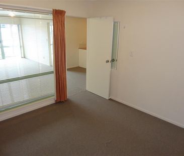 Mount Eden, 2 bedrooms, 2 car parks, spacious inside and out! - Photo 5