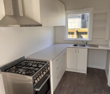 Tidy central three-bedroom Newtown flat for rent. - Photo 5
