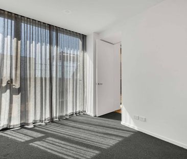 Modern & Stylish 2-Bedroom Apartment in Prime Adelaide CBD Location - Photo 2