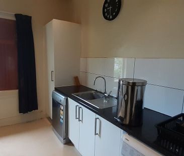Spacious 2-Bedroom Apartment in Kilbirnie - Photo 2
