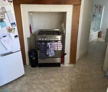 NICE AND TIDY 4x bedroom flat in a great location. - Photo 2