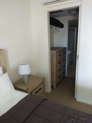 Convenient 1-Bedroom Fully Furnished Apartment â Trilogy, Surfers Paradise - Photo 4