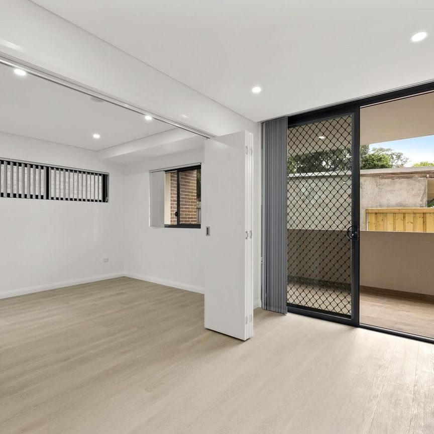 Beautifully Built, Over-Sized, Centrally Located, Sun Filled, Designer Luxury One Bedroom Apartment - Photo 1