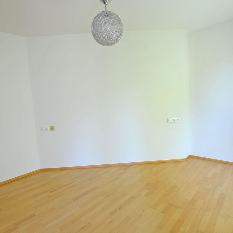 3,5 helle Zimmer, 2 Balkone, 2 Keller und 2 Tiefgaragenplätze suchen ab sofort neue Mieter! - Photo 1