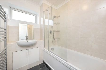 3 bedroom flat in Barnes - Photo 5