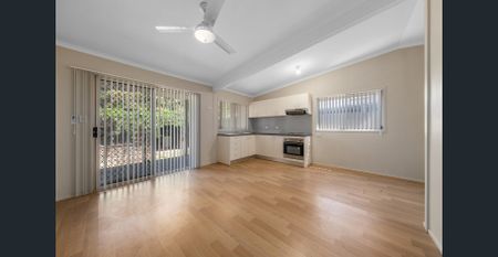 Charming One-Bedroom Flat with Private Outdoor Space - Photo 2