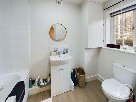 The Avenue, Harewood, Leeds, LS17 - Photo 2