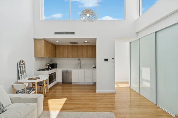 Jade Gardens: Heavenly Top Floor Chic Apartment With Light, Tree Top Views, Skylight, High Ceilings, Lift Access, Walk to Bayside, Train, Bus & Cafes - Photo 1