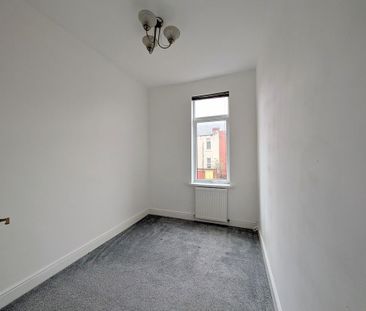 3 bedroom flat to rent - Photo 4