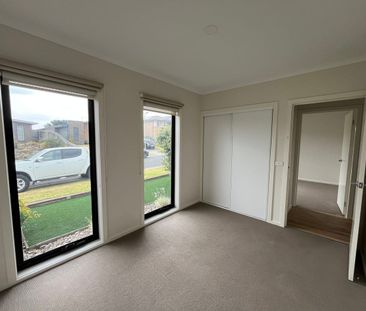 Stylish, Spacious & Perfectly Positioned - Photo 2