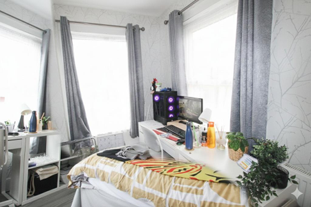 4 bedroom end of terrace house to rent - Photo 2