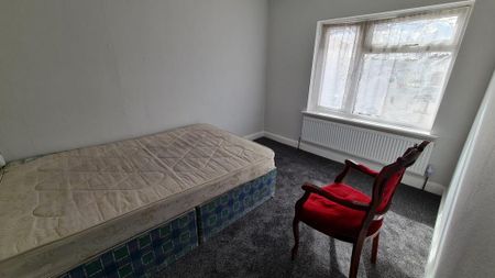 4 bedroom semi-detached house to rent - Photo 3
