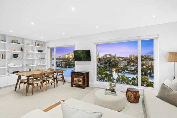 Rare semi-style apartment with private rooftop terrace & iconic Bridge views - Photo 1