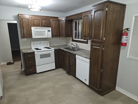 For Lease - 352 Harcourt Drive Unit# Main, Oshawa, Ontario - Photo 5