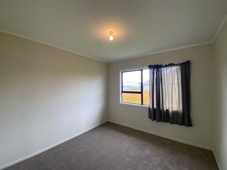 3 Bedroom house with New painting! New carpet! - Photo 4