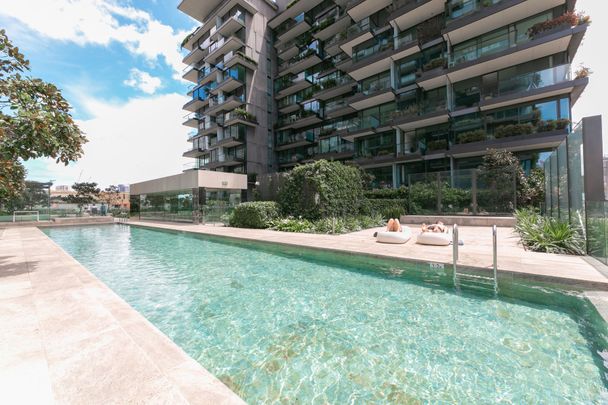 Furnished Modern Studio Apartment in Prime Park Lane Location - Photo 1