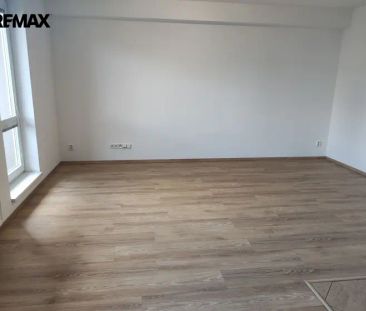 Pronájem zrekonstruovaného prostorného bytu 1+kk + B v centru Pardubic - Photo 4