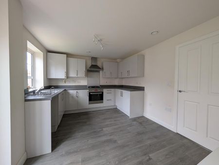 3 bedroom semi-detached house to rent - Photo 2