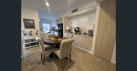 LUXURIOUS TOWNHOUSE IN EXCLUSIVE PARK COVE ESTATE - Photo 2