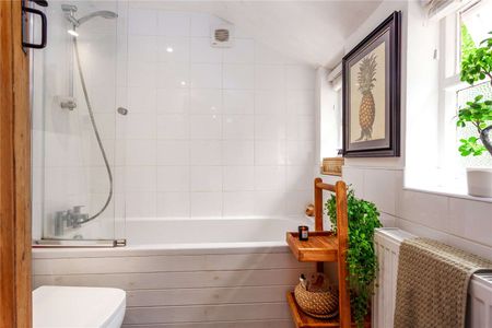 Beautiful Victorian terrace in a sought-after cul-de-sac - Photo 4