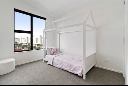 Modern 3 bedroom townhouse in Milford - Photo 2