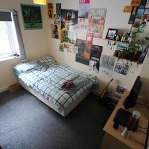 4 bedroom semi-detached house to rent - Photo 2