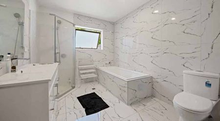 Comfy Remuera 4 Beds House Top School Zone - Photo 2