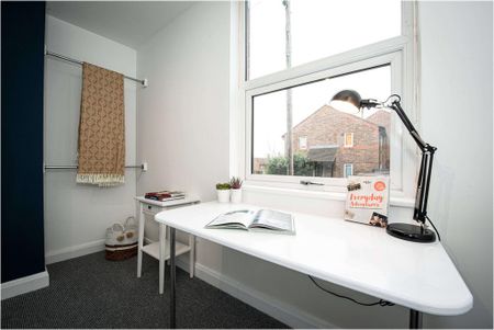 3 bedroom flat to rent - Photo 5