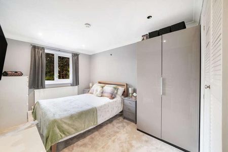 Sunbury Court Mews, Surrey, TW16 - Photo 5