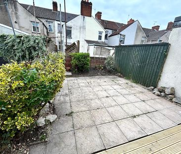 £1,400 PCM, Three Bedroom Part-Furnished House with Enclosed Garden... - Photo 6