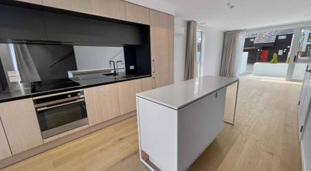 CITY CENTRE - THREE BEDROOM, THREE BATHROOM LUXURY TOWNHOUSE - Photo 3