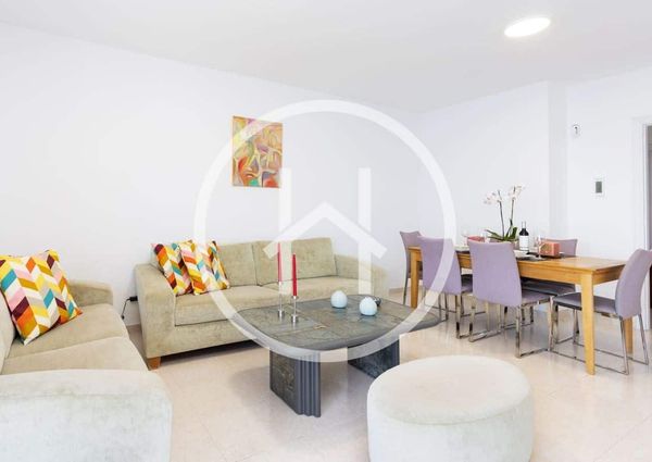 Amplio apartamento de cuatro dormitorios con vistas al mar en Radazul Bajo