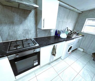 3 bedroom flat to rent - Photo 4