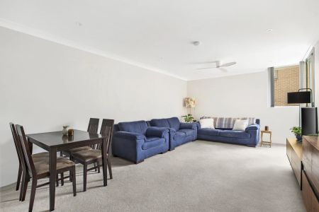 Oversized Apartment In the Heart of Maroubra Junction - Lift Access - Photo 2