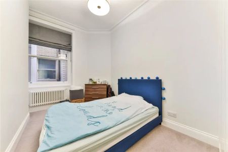 2 bedroom flat in London - Photo 2