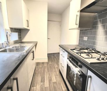 3 bedroom flat to rent - Photo 2