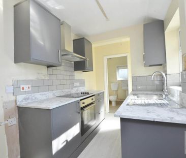 3 bedroom semi-detached house to rent - Photo 6