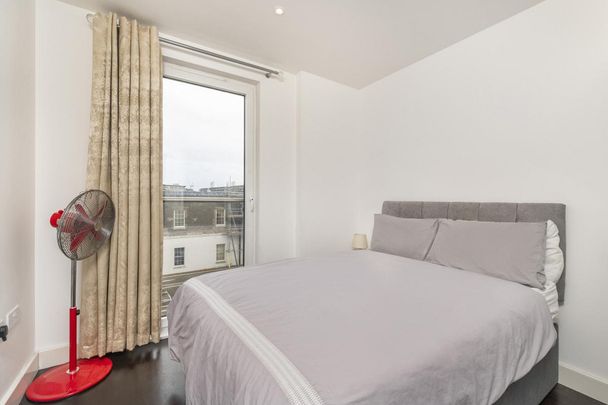 2 bedroom in London - Photo 1